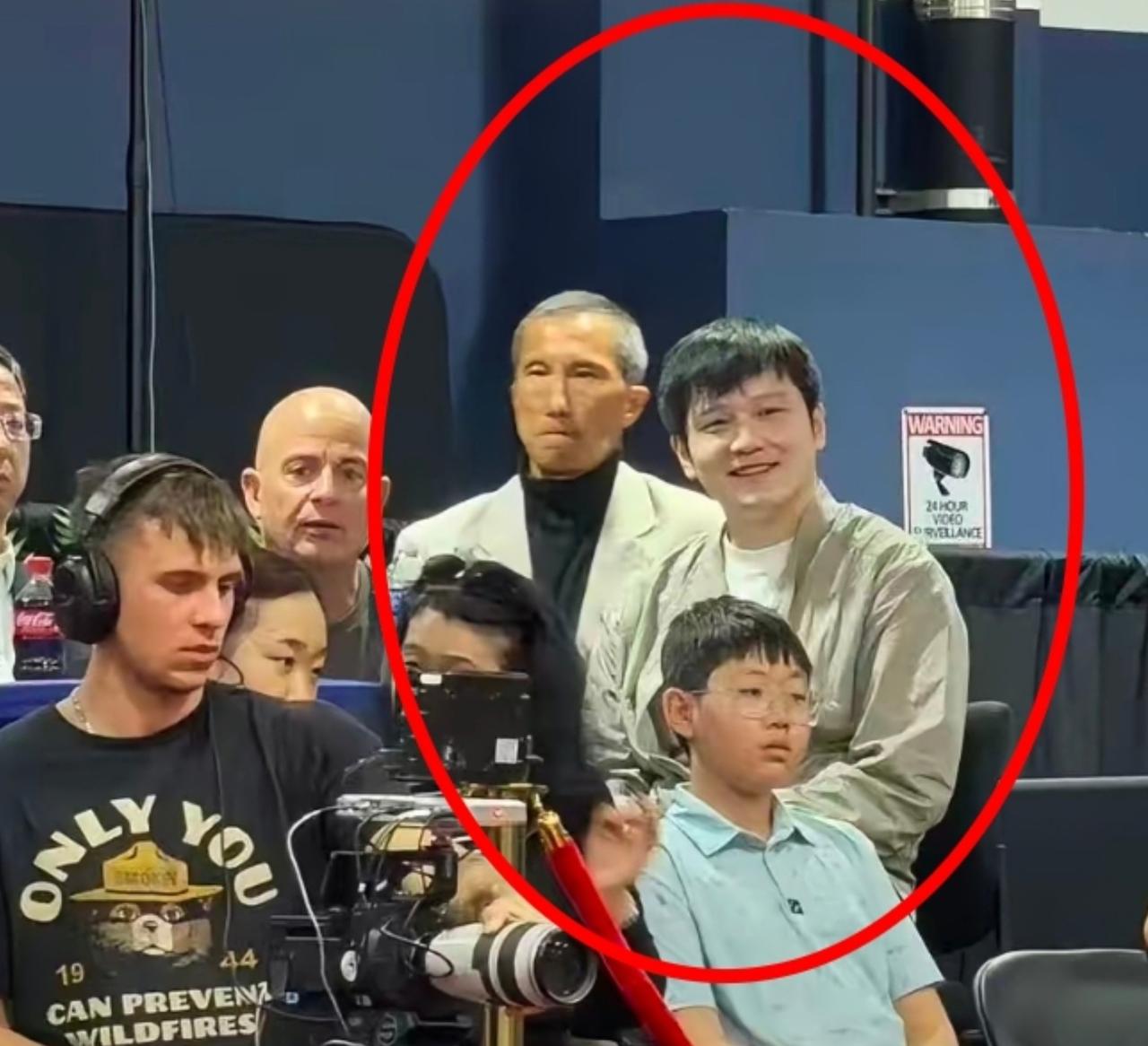 樊振东自带光环，走到哪里都受欢迎。
4月20日，樊振东来到美职乒现场，引起现场观