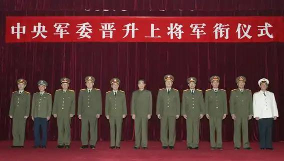 1955年共和国元帅授衔仪式上，人民军队主要缔造者朱德第一个从毛主席手中接过军衔