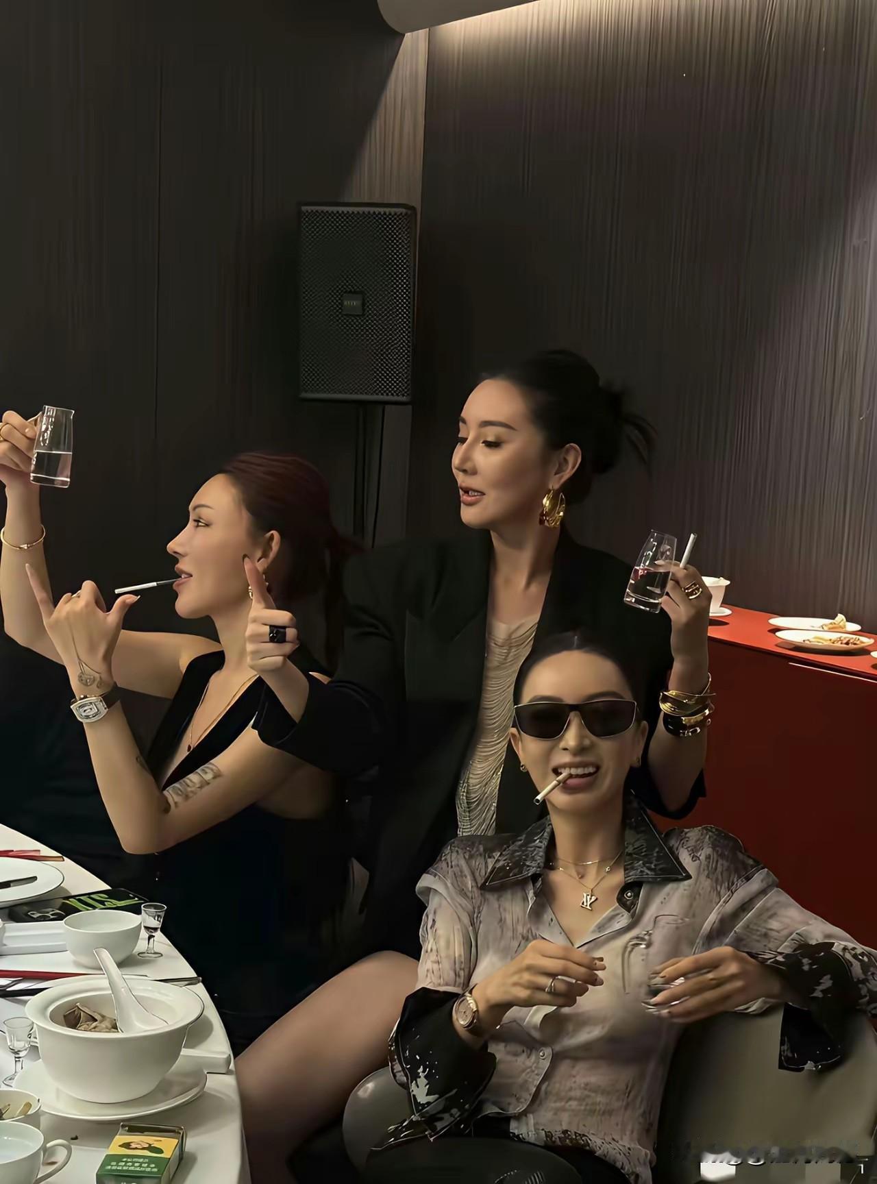 这三个时髦女子，长的都很漂亮，气质也不错，精神状态也都非常的饱满，但是可但是，都