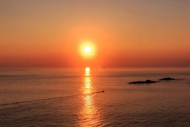 上联“朝朝旭日出东海”，读起来就很有气势，描绘出一幅每日清晨旭日从东海升起的壮丽