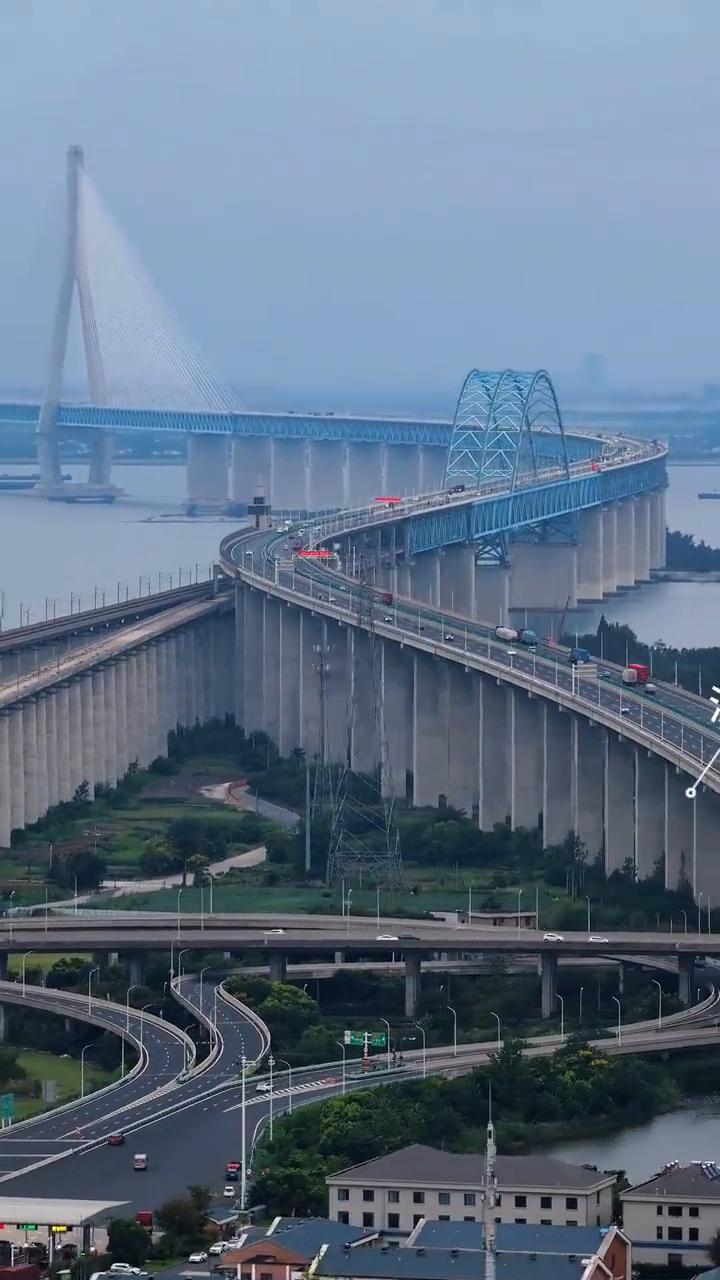 张家港沪苏通大桥。
南通西，张家港。