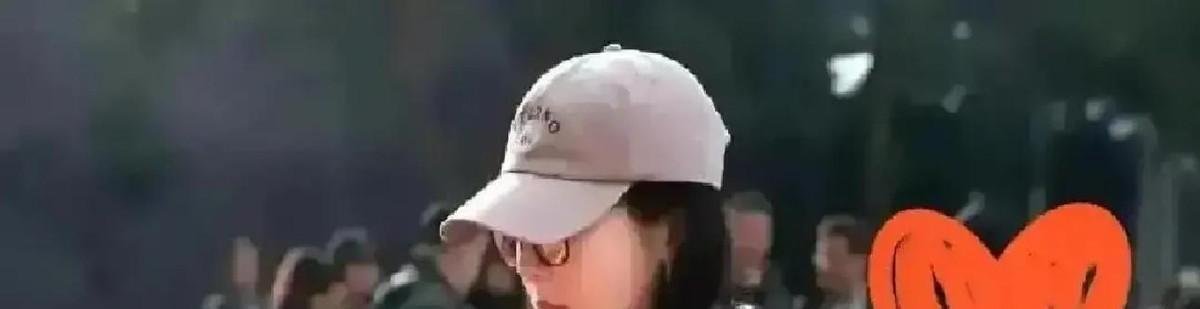 凌晨三点，杨紫的手机亮了。
剧组通知，她被换掉了。
资方新人空降，理由是“市场考