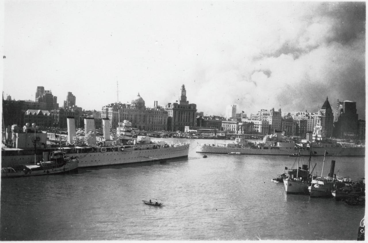 淞沪会战期间在黄浦江上观战的英美重巡洋舰
照片时间为1937年“淞沪会战”期间，