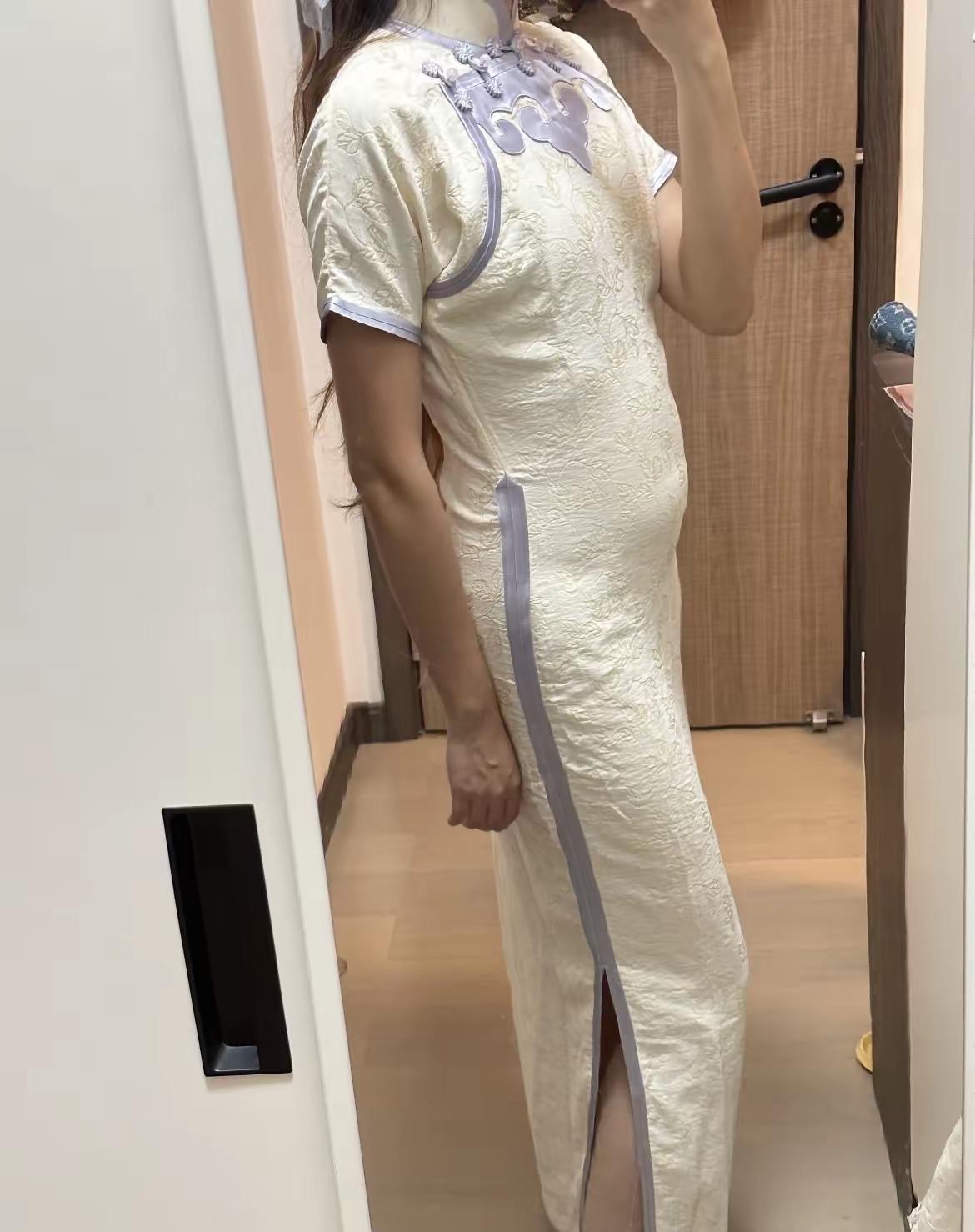 我第一天穿款式素雅、
开叉很低的长款旗袍，
整体端庄又得体，
没想到开会时被上司