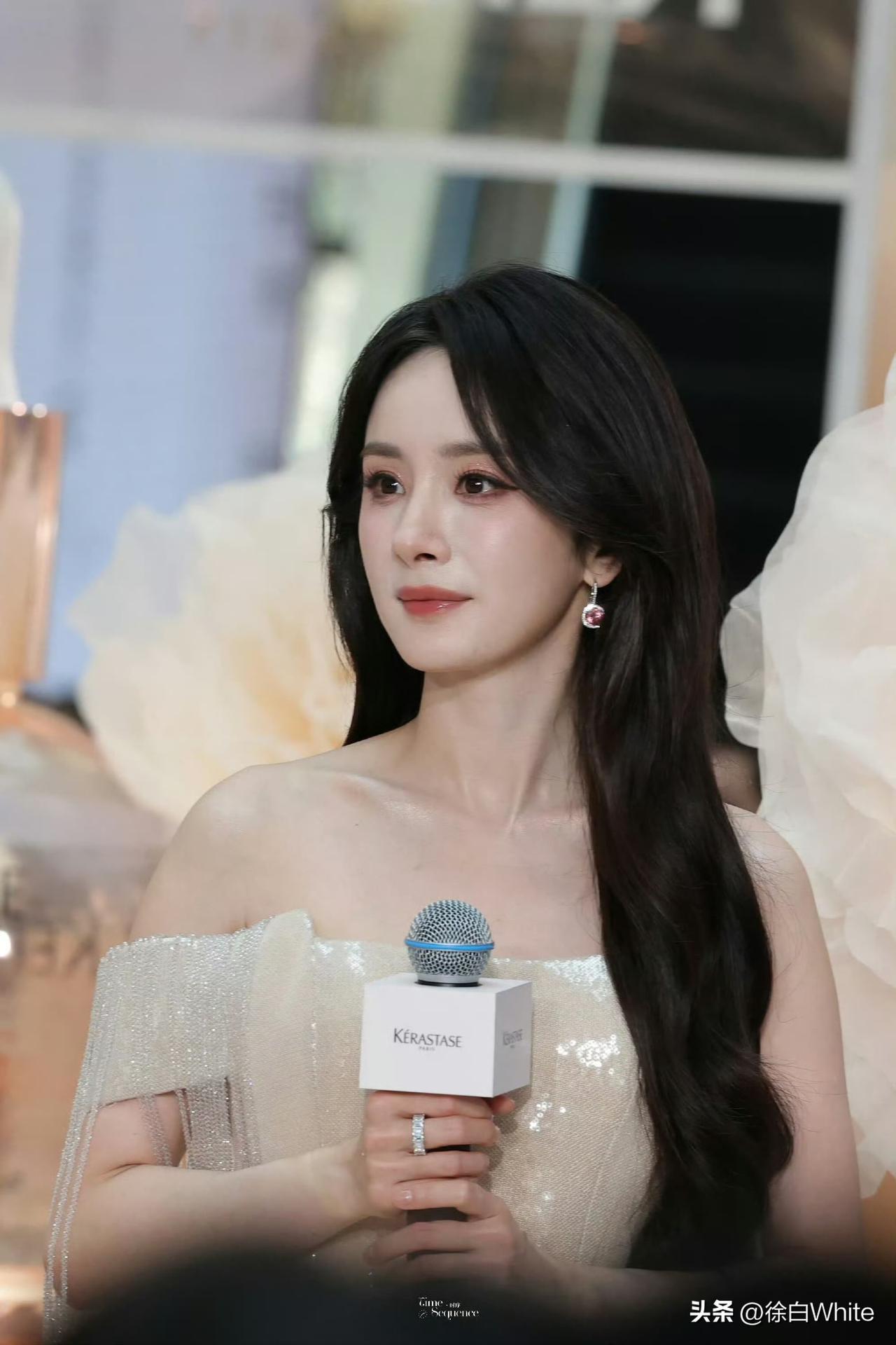 3月7日，被杨幂怼脸生图刷屏了！
3月6日刚结束泰兰德电影《末路狂花》拍摄，3月