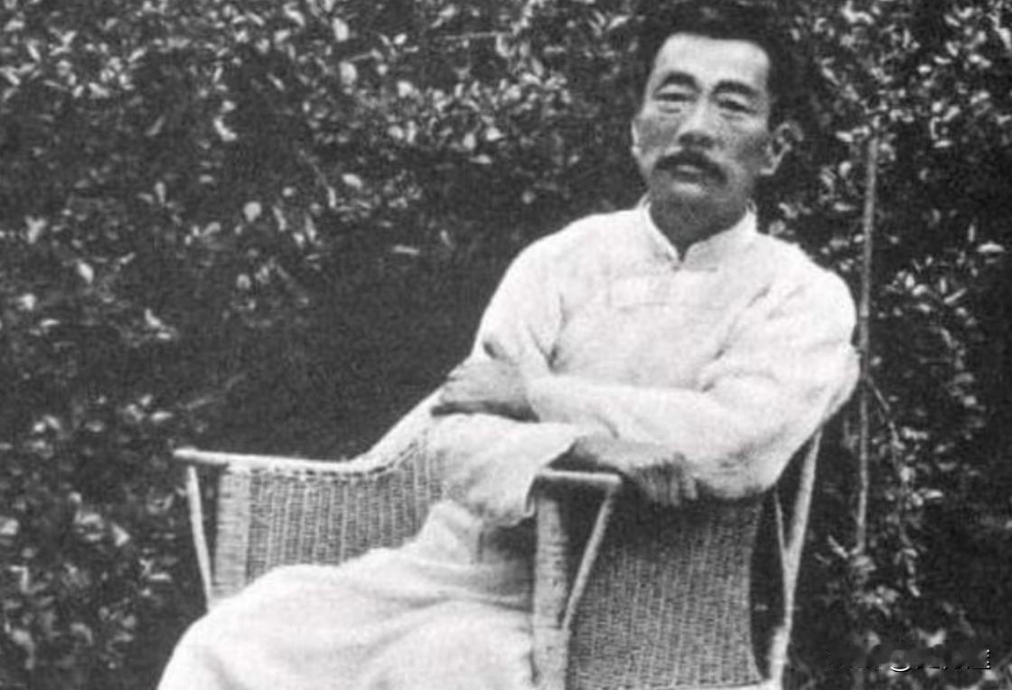 1936年鲁迅去世当天，日本雕塑家紧急拓脸模，留下文豪的两根眉毛、20几根胡须，
