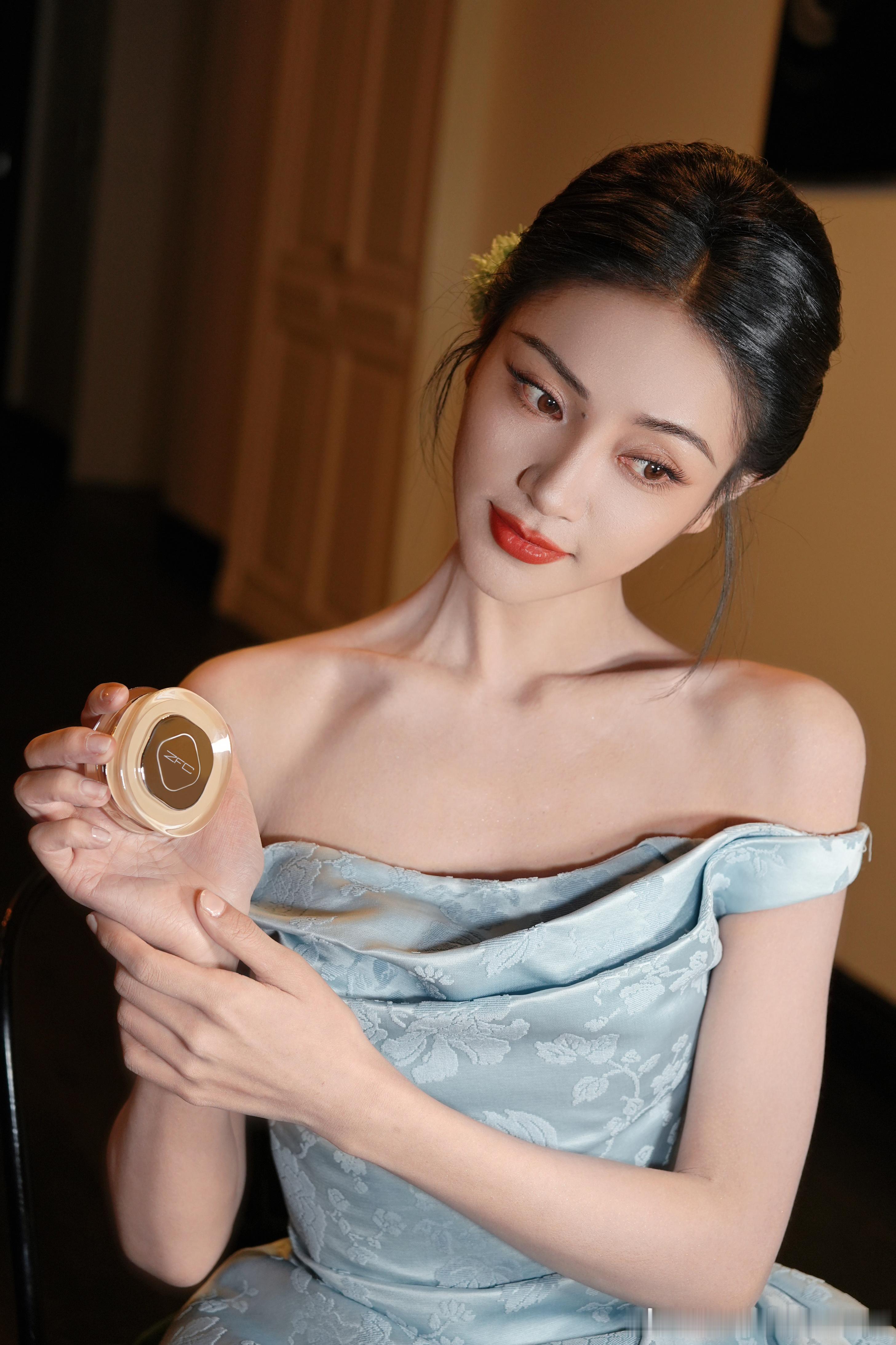 谢可寅自带一张有底气的脸谢可寅眼里都是底气 切换风格信手拈来，谢可寅的底气写在眼