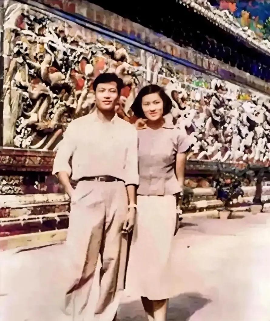 1956年夏，21岁的章含之与24岁的未婚夫洪君彦到北海公园游玩，两人站在著名的