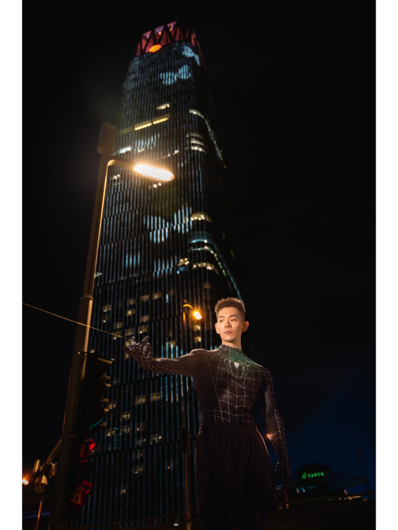 黑夜里的守护者。传送门丨Reyn_阿凯摄影师丨摄影师小8 ​​​