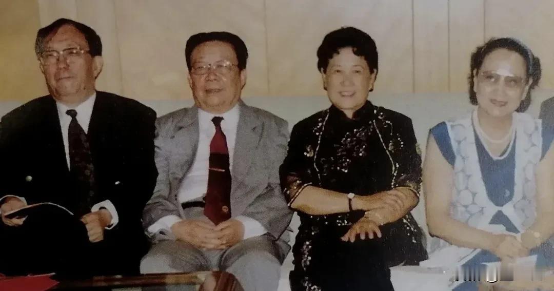 谢晋 谢铁骊和陶玉玲 王晓棠
两位谢导演好像都没有和这两位老演员合作过吧？
这四
