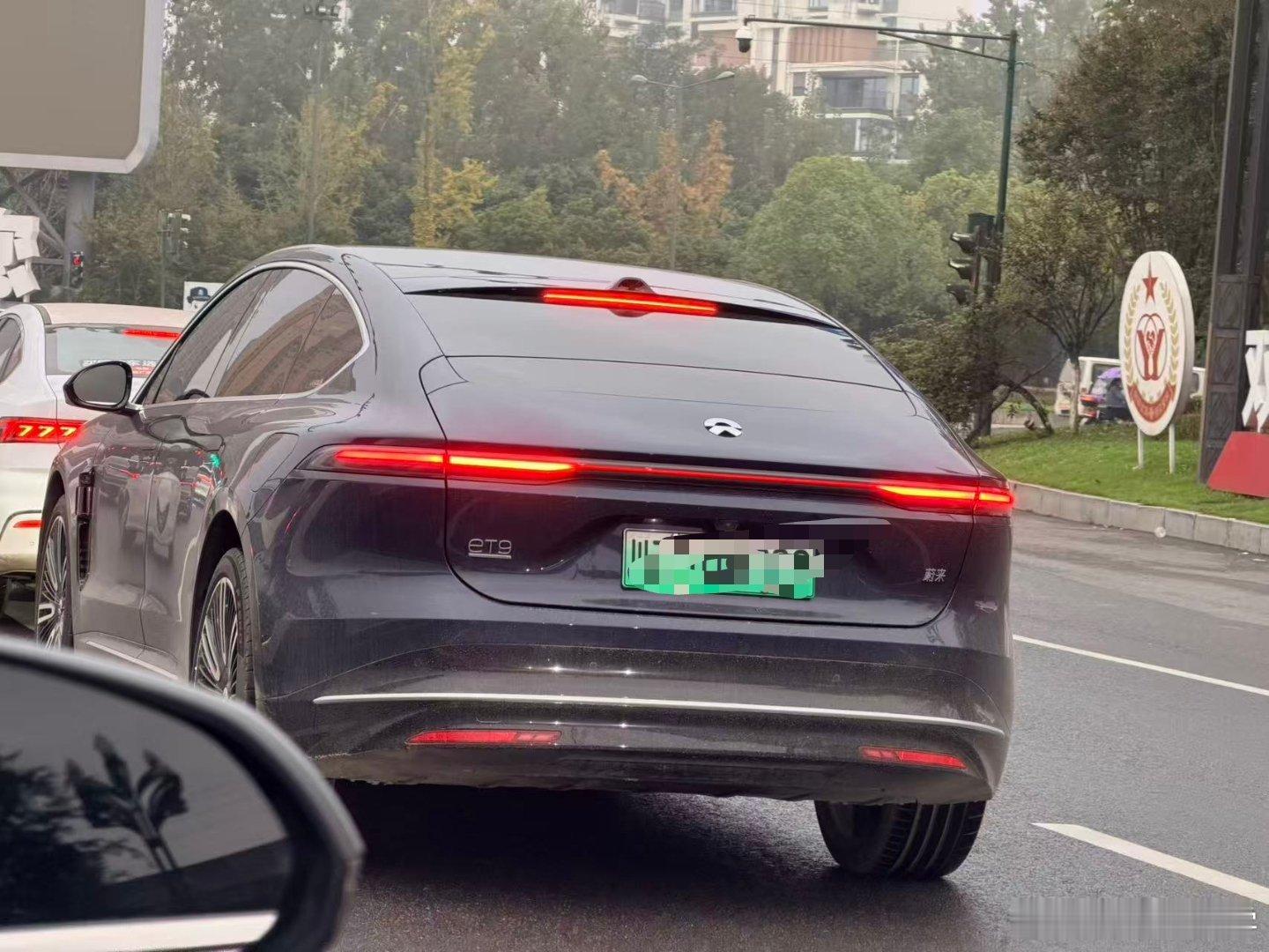 路上看到一辆敢想有为，现在随着蔚来势能全面起来之后，蔚来的高端超豪华轿车，也有越