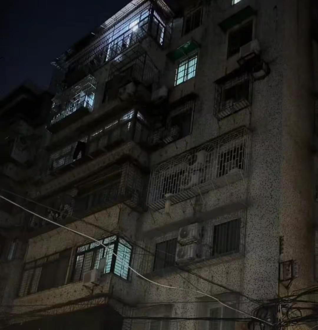 悬窗惊魂！义无反顾！侠肝义胆，救人危难！（原视频@要减肥的 娟尼 ）