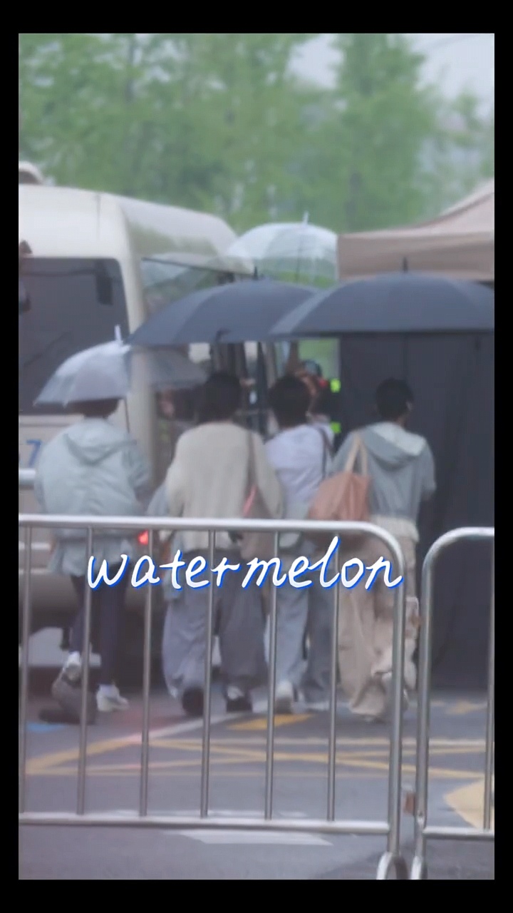 陶昕然李心洁徐梦洁谢楠撑伞饭撒 怎么陶昕然一人撑那么大的伞大家还特别过来打招呼比