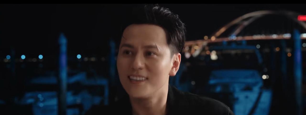 红裙子刚在巷口转角露出一截裙摆，蒋诚指尖那点星火直接烫进了掌心肉里。
烟灰掉在黑