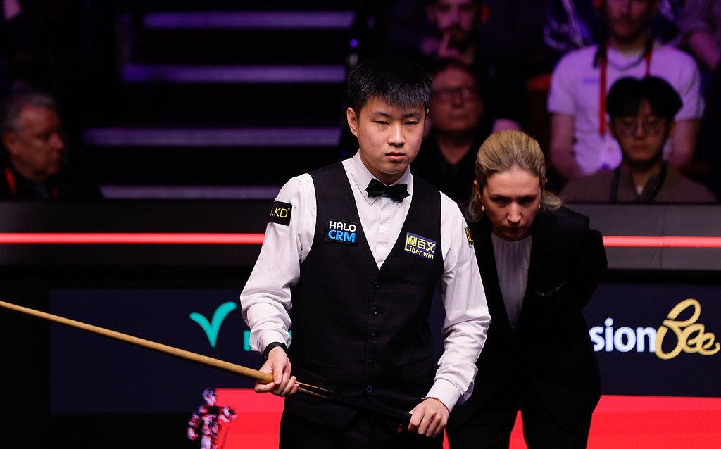 斯诺克运动简直就是“老人运动”!
都说斯诺克赛场观众年龄比较大，年轻人少。看看2