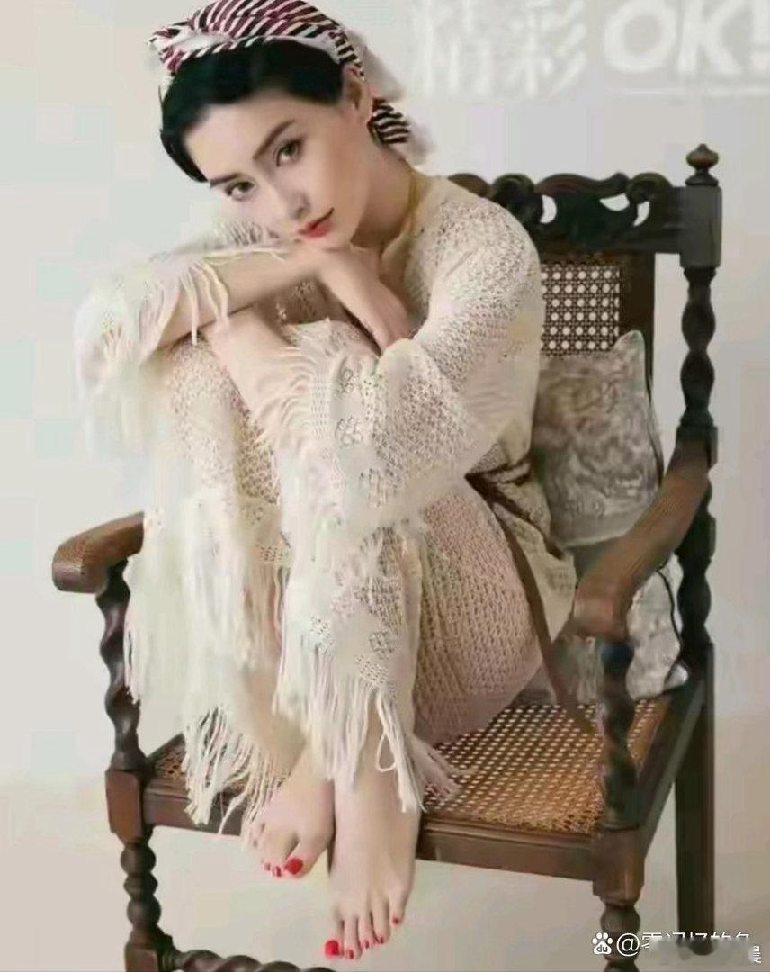 杨颖的足部线条精致好看，纤细匀称，形态舒展柔美，细节之处尽显精致气质。 