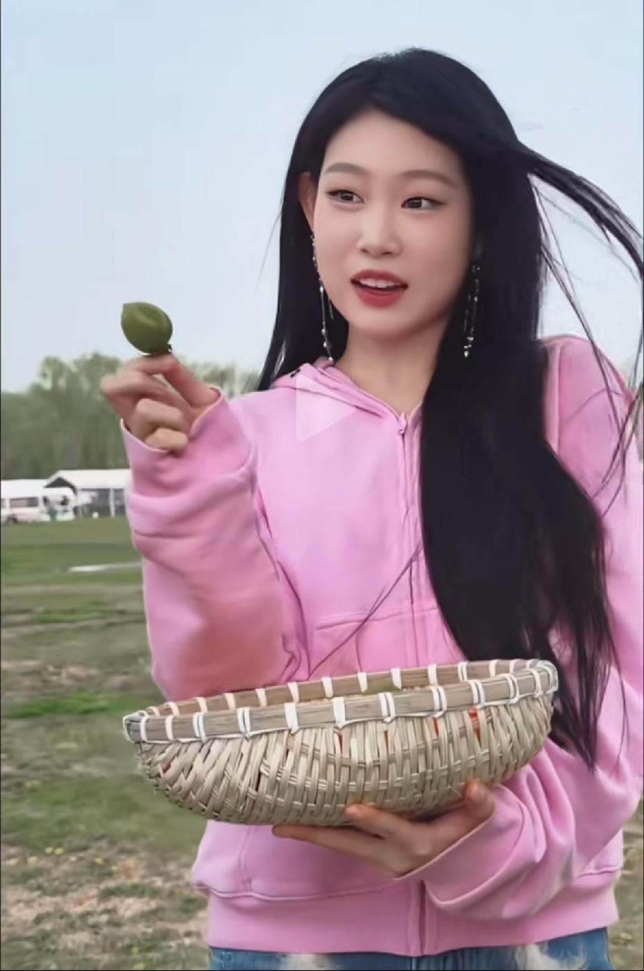 沈佳润继承了她爸爸妈妈的外貌优点，个子高身材好，又漂亮。