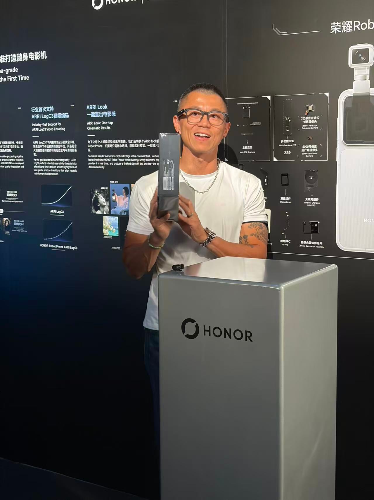 发布会现场逮到陈震老师，这你受得了吗？用荣耀Robot Phone 合了张影，成