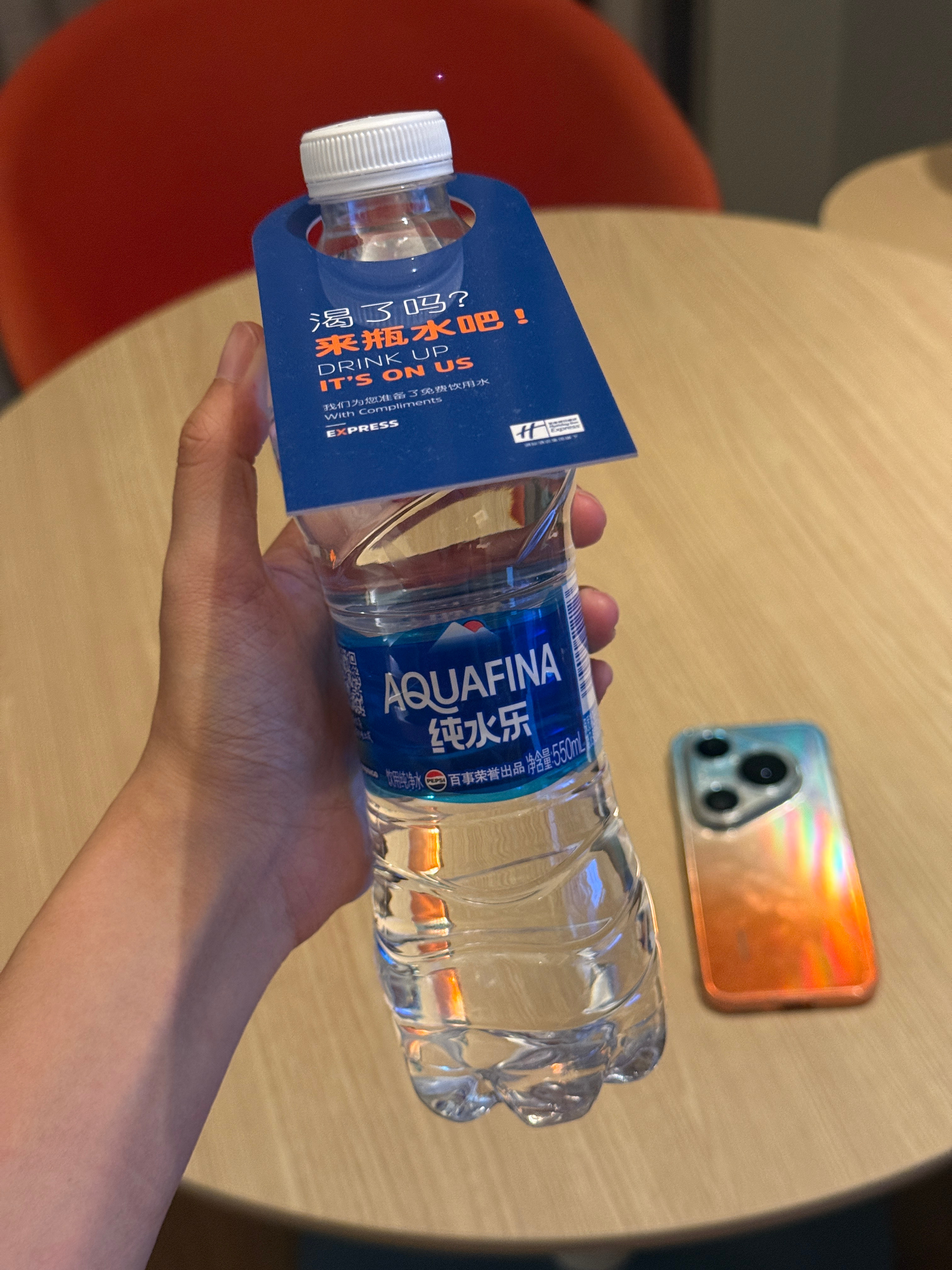 看到酒店的水才想起今天一整天都忘记喝水了…感觉这样非常不健康，但是不到快干巴死又