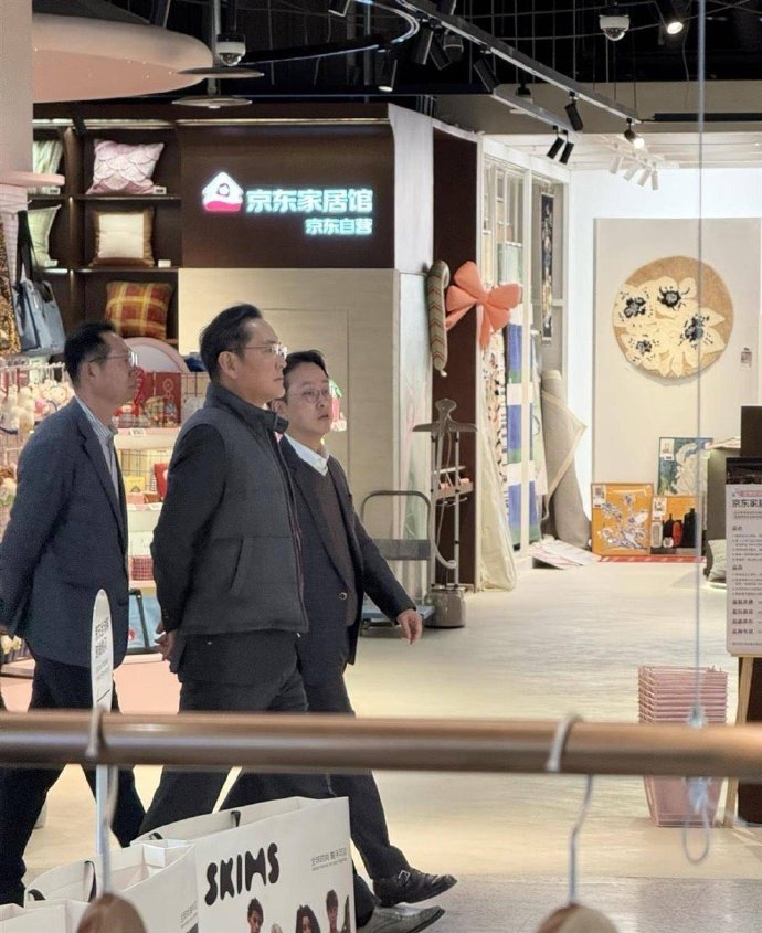 【】1月5日下午，三星电子会长李在镕现身北京京东MALL双井店购物。此前，李在镕