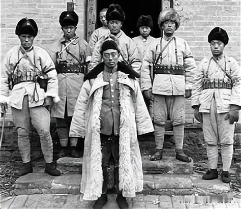 1937年，一队东北军少壮派军官气势汹汹的冲入王以哲的官邸，在东北军军长王以哲的