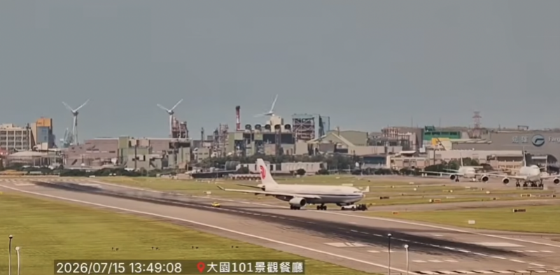 国航客机在台北桃园机场跑道被拖离！航司：降落时出现异常