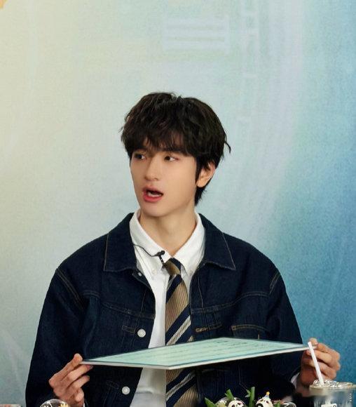 林一单手就遮住了艾米的脸 这简直是官方发糖吧，剧里的高甜蒙眼片段被原汁原味搬到现