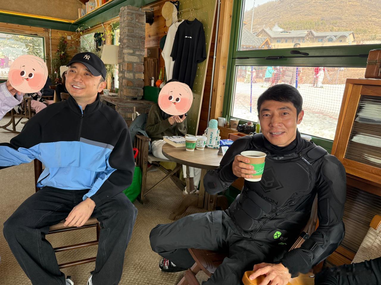 央视主持人尼格买提又和撒贝宁一起去滑雪啦！

2月25日，一位网友在河北张家口太