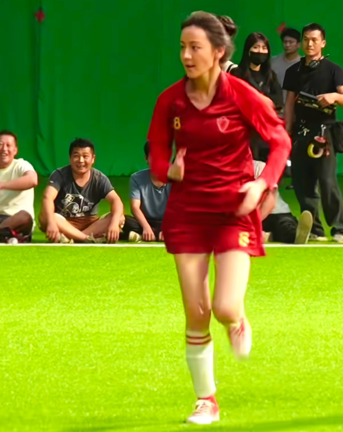 我觉得这次热搜挺有意思的，内娱终于不是清一色白幼瘦的审美了！迪丽热巴为《功夫女足