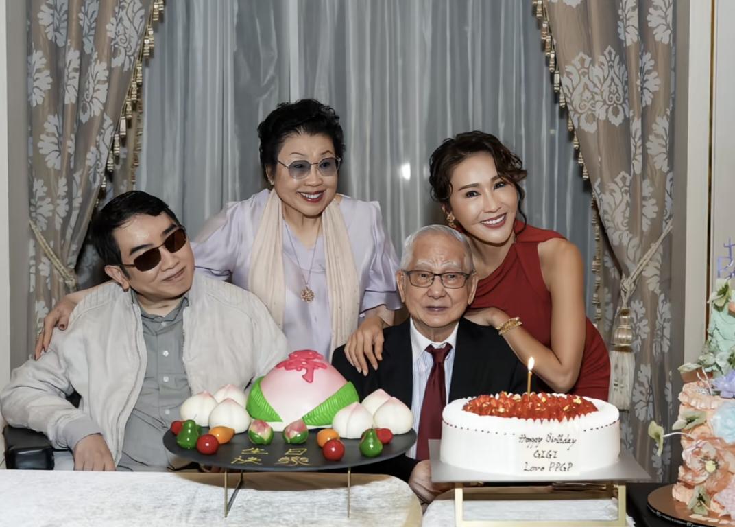 55岁黎姿和爸爸妈妈、弟弟一起庆祝生日，一家四口喝香槟，吃寿桃和蛋糕，家庭氛围看