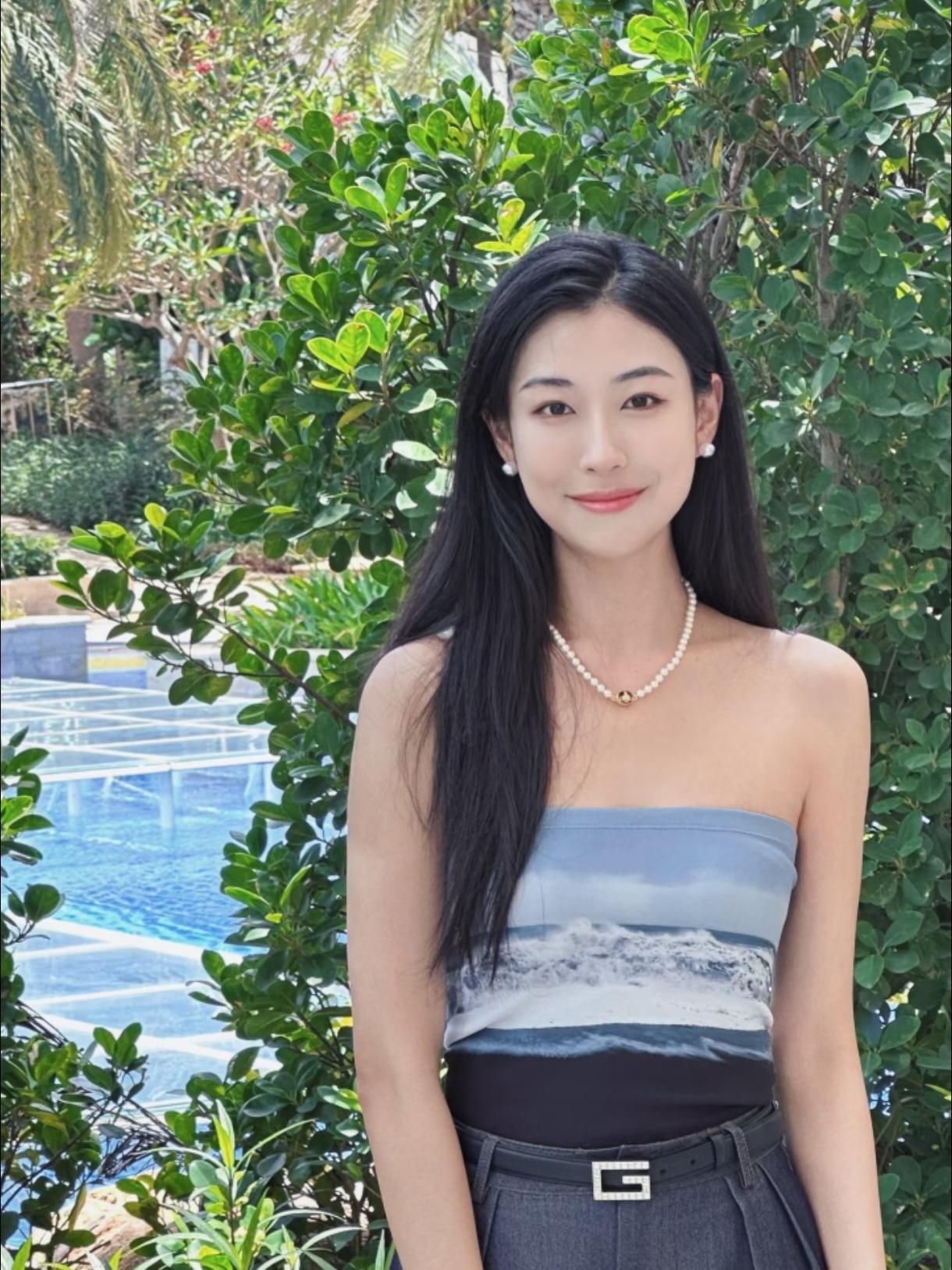 椰林下的蓝
 
椰风掠过绿篱的时候
我站在枝叶的缝隙里
看阳光被剪碎成金箔
落在