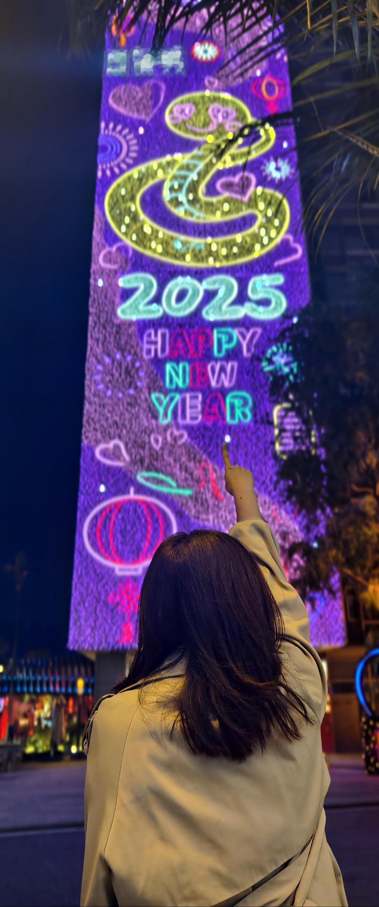 不知道以为自己在国外！满满的圣诞气息！真的好喜欢来这个商场！
一年一度圣诞树大赏