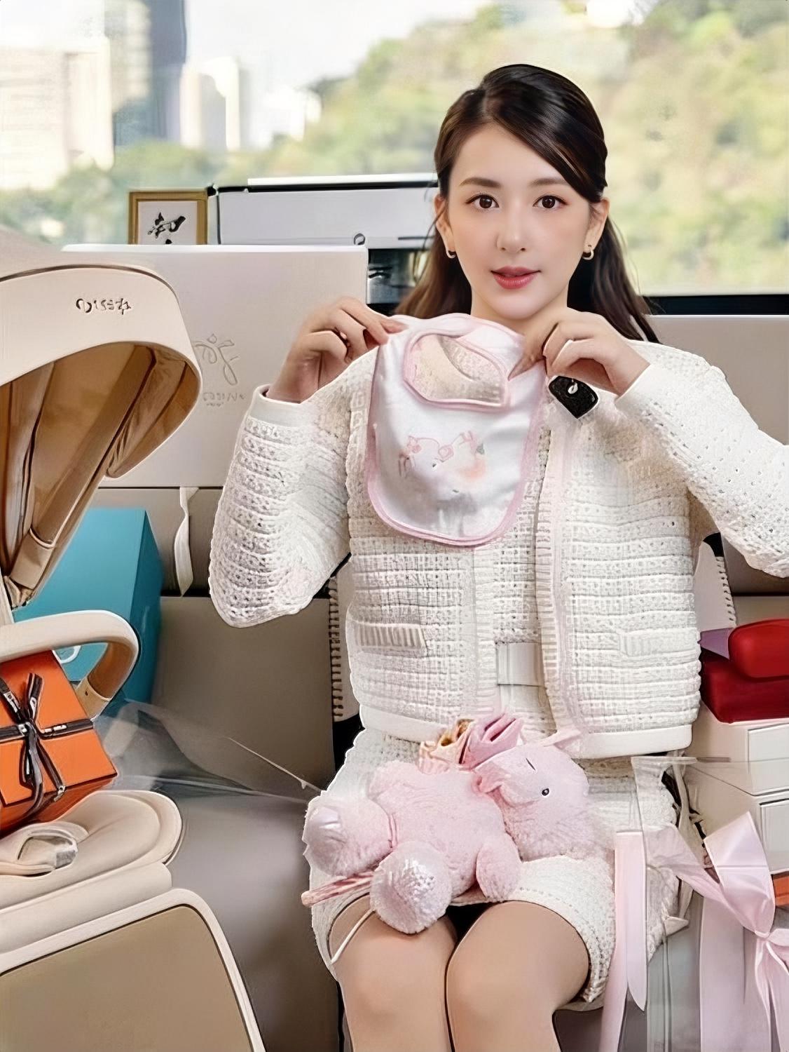 方媛看起来气色很好，长发披肩，皮肤白皙又紧致，38岁了，一点也不像三个孩子的妈，