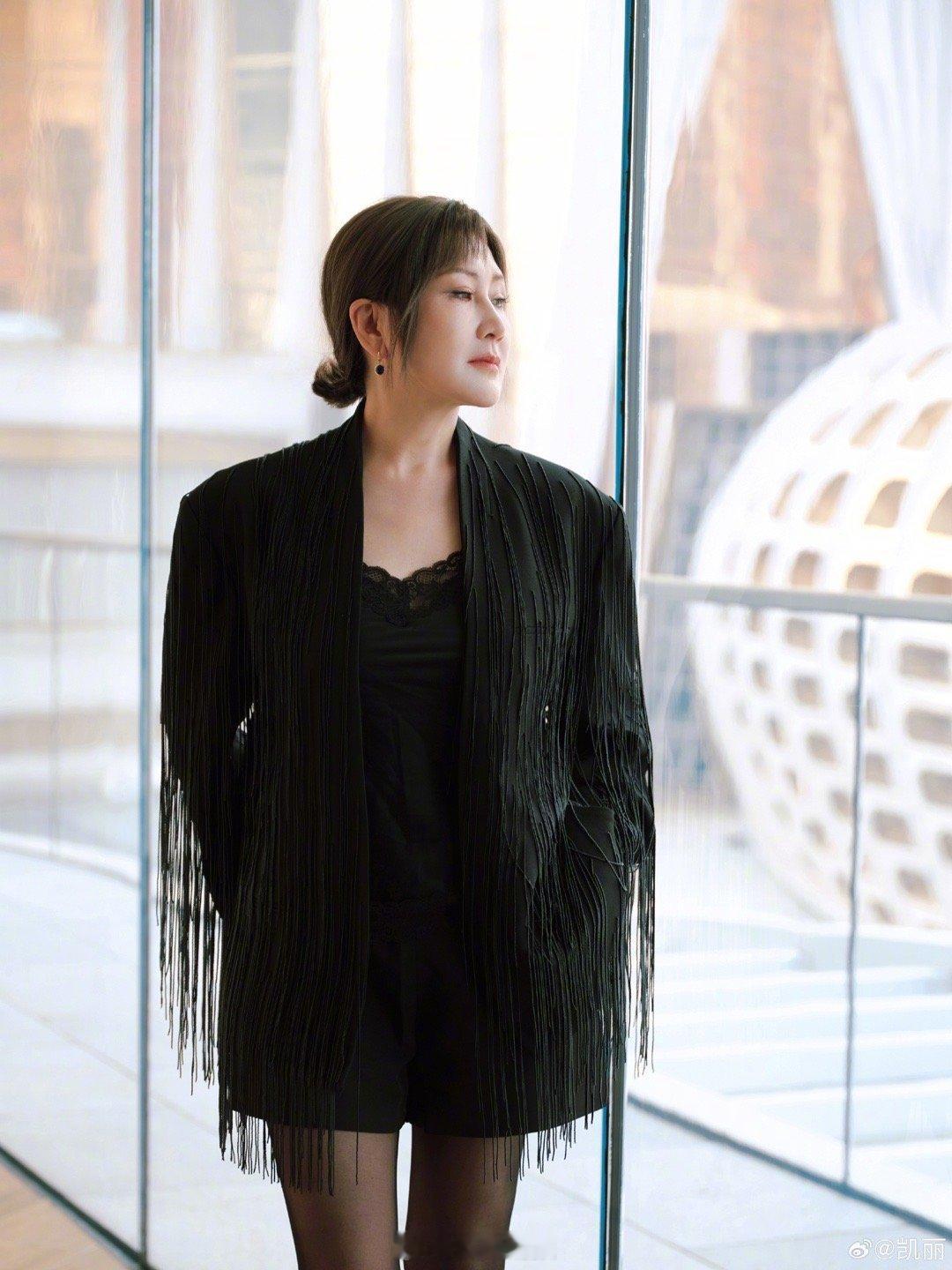 救命！这居然是张凯丽 新造型太绝了！短裙黑丝+高跟鞋自带时尚buff，皮肤透亮无