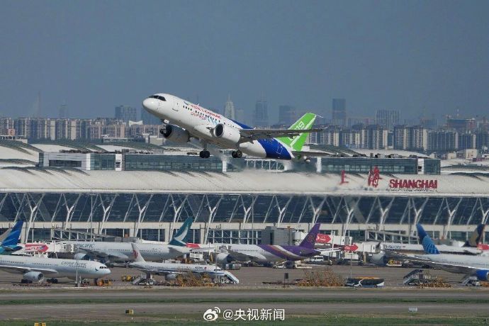 【#C919高原型首飞# 点赞！】今日7时59分，C919高原型首架机在上海浦东