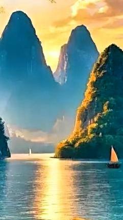 早上起来，我像往常一样去户外跑步。太阳刚刚升在，红得像跳动的火焰。来到河边，人来