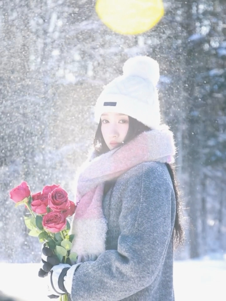 关晓彤雪地玫瑰 关晓彤雪地氛围感营业❄  手捧红玫瑰故事感好强，美美的很安心[爱