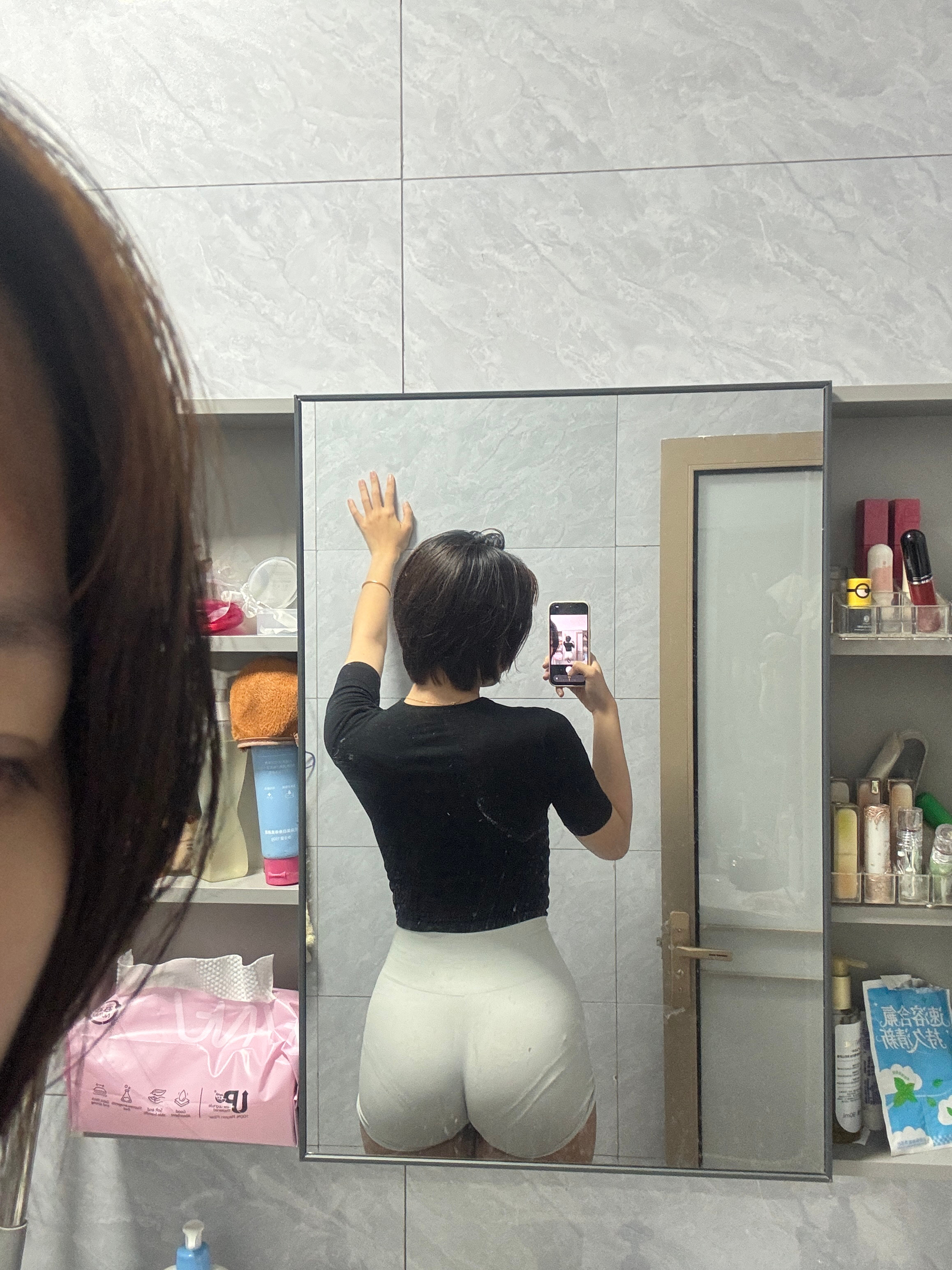 只看正面看不出来这屁股那么翘 