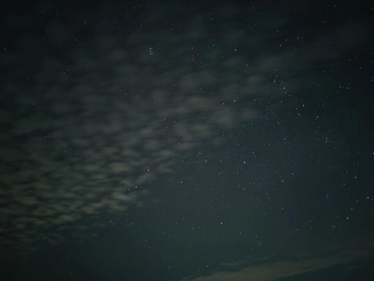 凌晨三点的风是凉的，只有星空是暖的——它把亿万年前的光，揉碎成此刻落在我眼里的碎