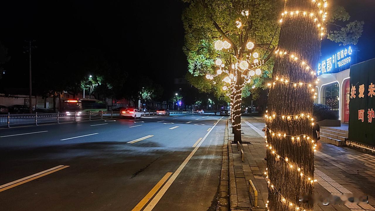 你们有过同款经历吗？半夜一点被孩子喊起来，就为听她背书。

大姐和我住在一层楼上