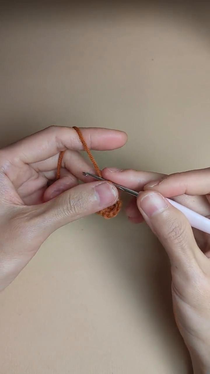 手把手教你钩织这片四叶草。
·用到的是五股棉线和2.5毫米的钩针，短线留长一点。