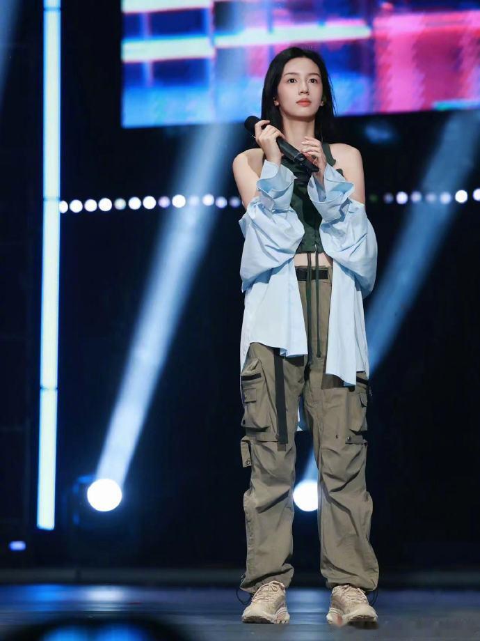 #周也纯素颜怼脸拍##周也水灵灵的素颜怼脸拍# 周也素颜的美如春风拂面，清秀的眉