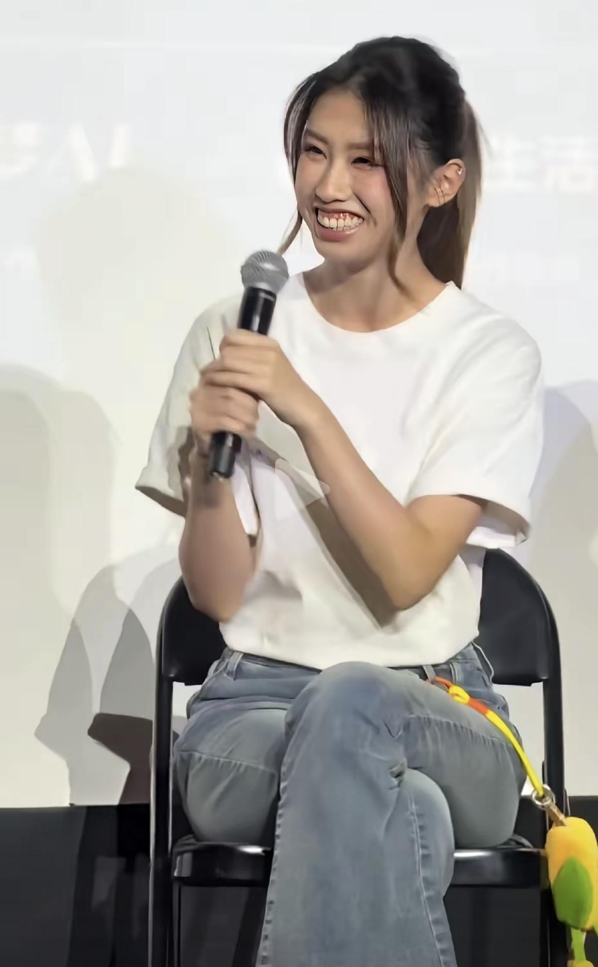 冯导女儿朵朵的这口牙和冯导怎么这么像？就像是一个模子出来的。（图片来源网络）