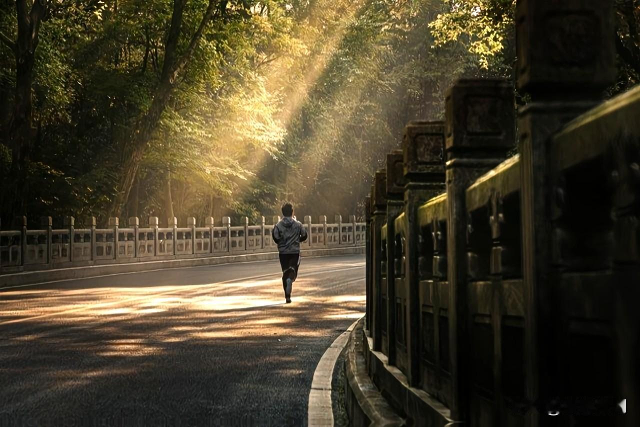 福建漳州一男子在沙发上午睡，突然感觉后背有东西在爬。
他惊醒后翻身拍打，原以为是