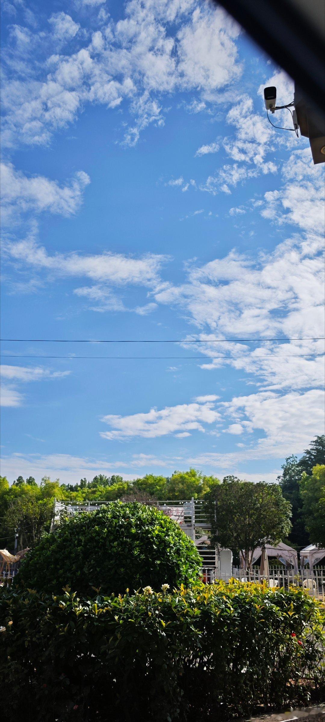 农历六月二十四，晴空万里，蓝色的天空像梦一样无限延伸，白色的云朵在空中游荡，如梦