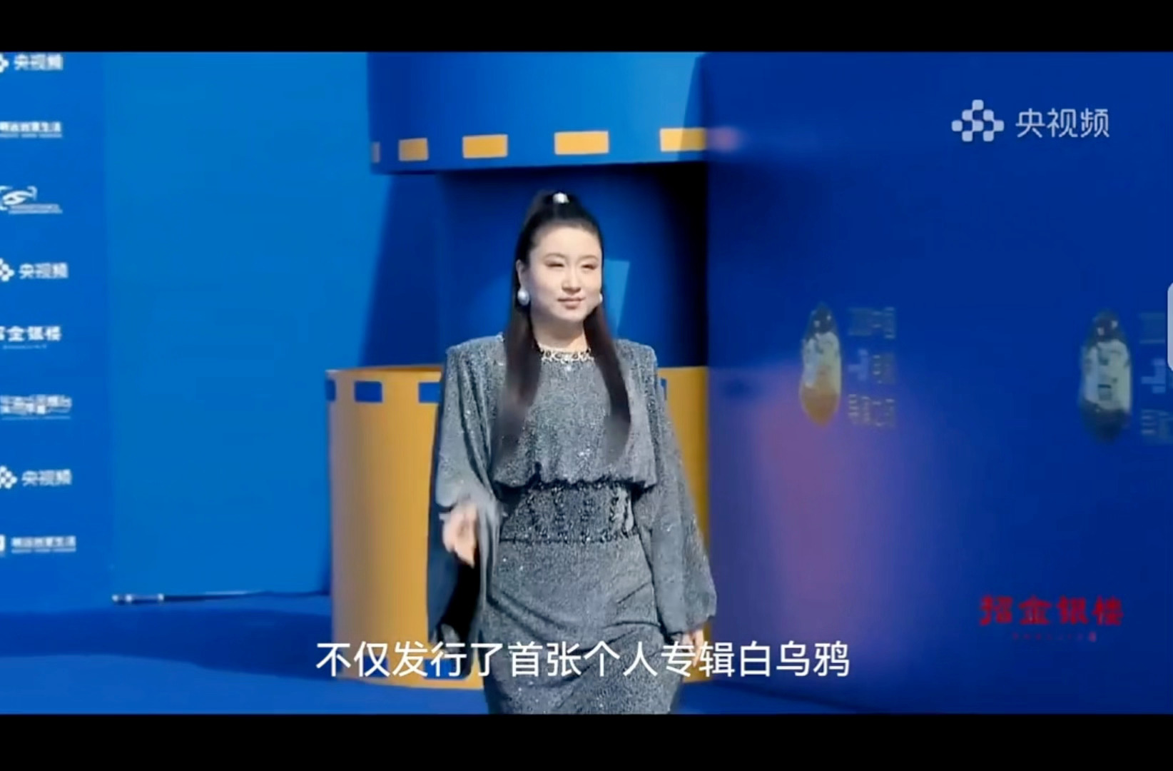 锤娜丽莎把额头露出来大大方方的锤娜丽莎这次红毯大光明造型太出彩了，利落盘发全部收