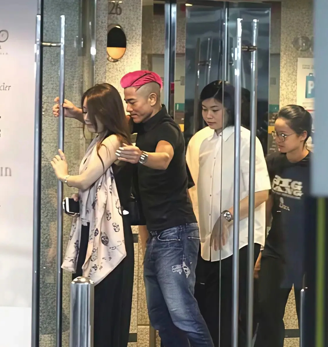 背包是担当，挡护是温柔，这样的男人谁能不心动 