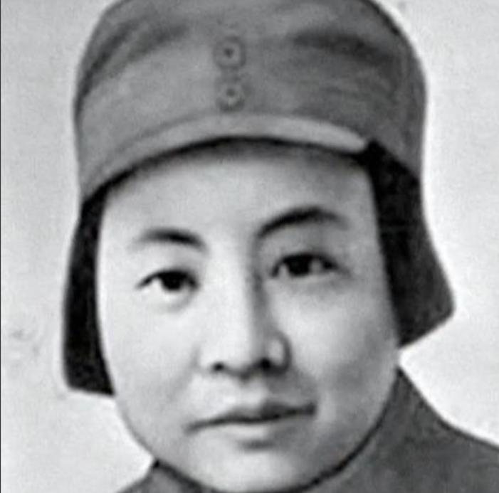 施奇是新四军军部机要科的机要员，皖南事变时被捕了。
敌人轮流折磨她，还故意让她染