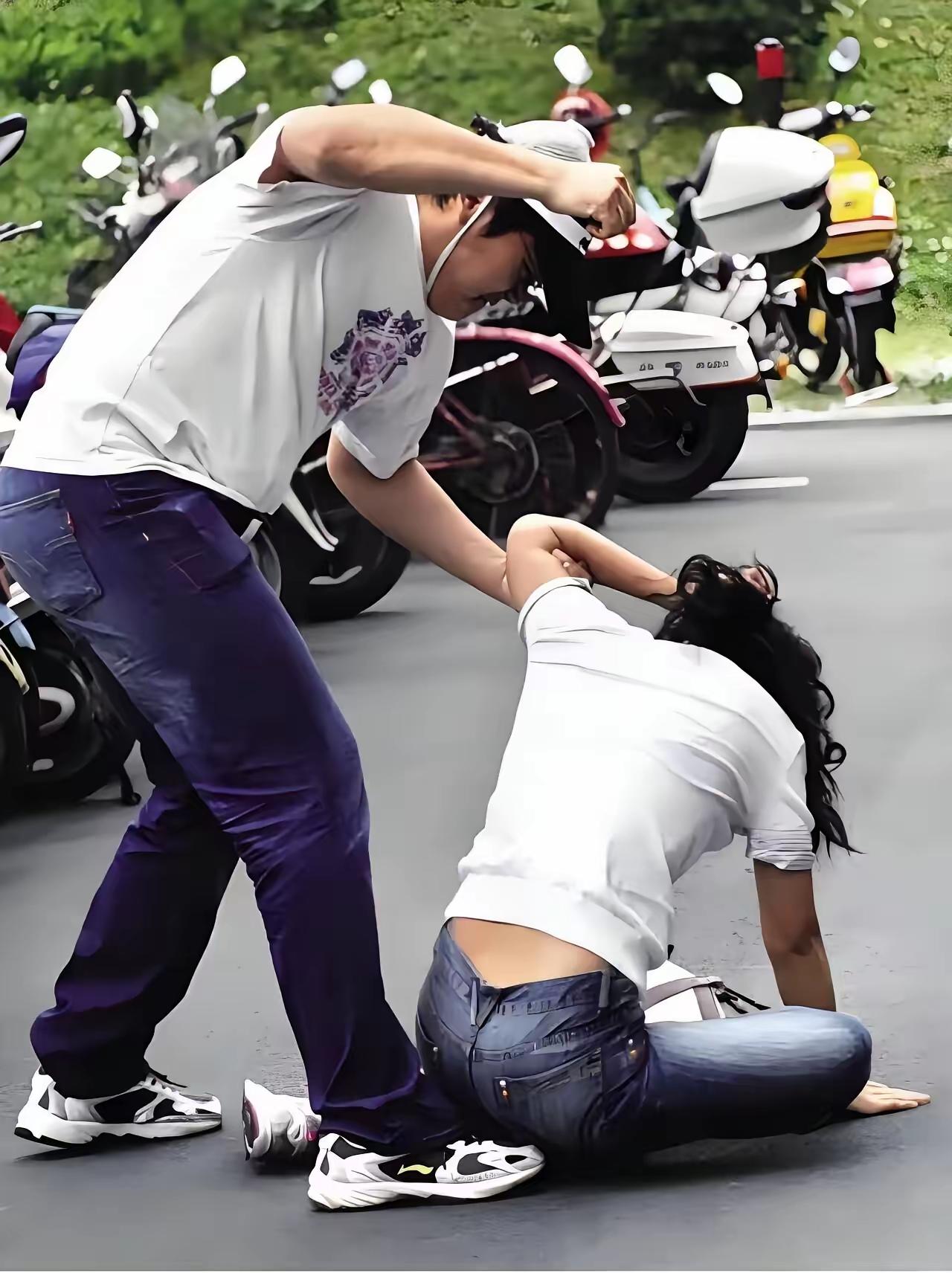 真的刷新认知，居然有人把家暴合理化，还反过来指责现在的女性没有责任心。

这个男