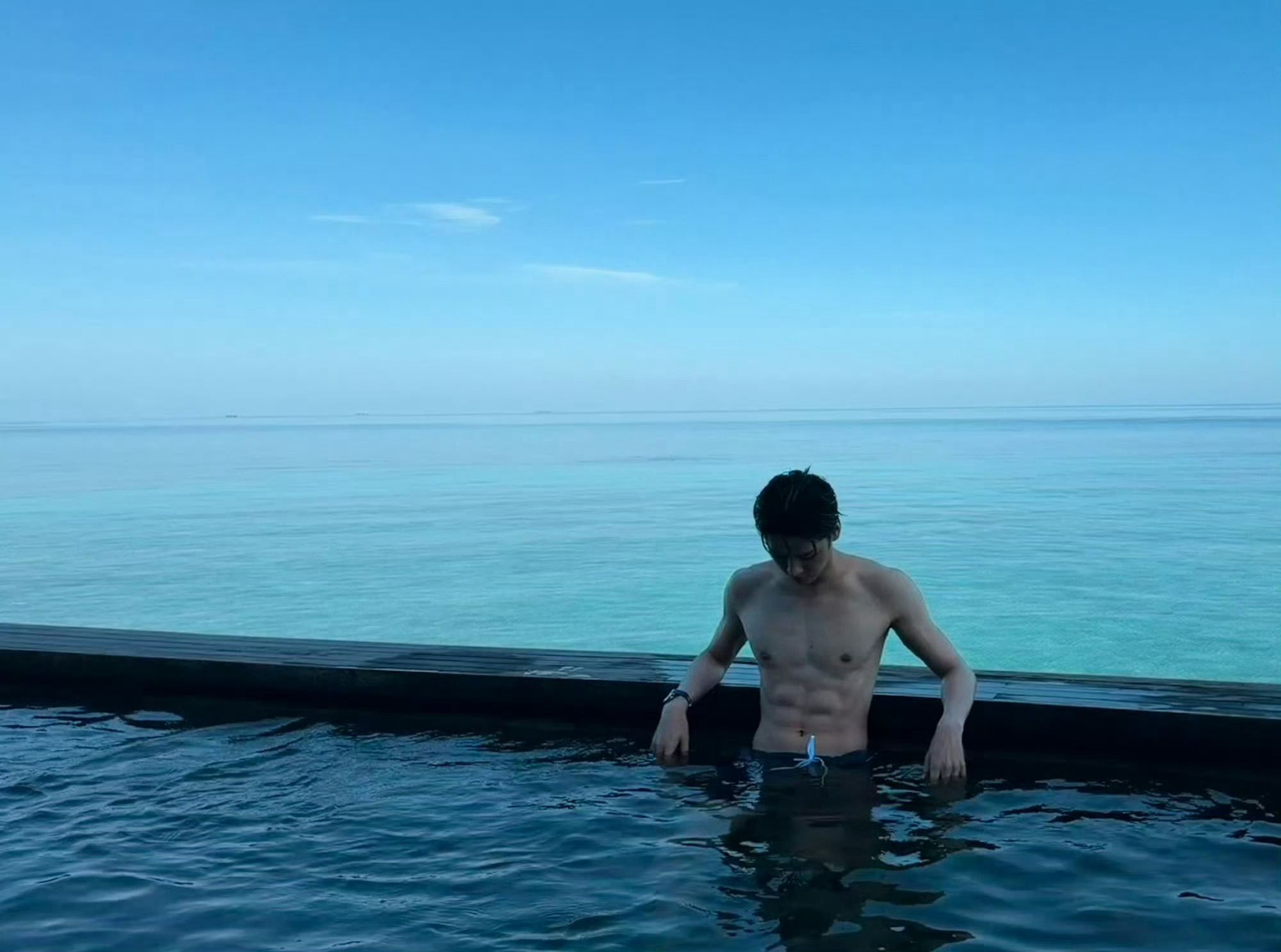没有人能忍住不点开放大看龚俊这两张薄肌泳池照[流鼻血][流鼻血]龚俊泳池薄肌照 